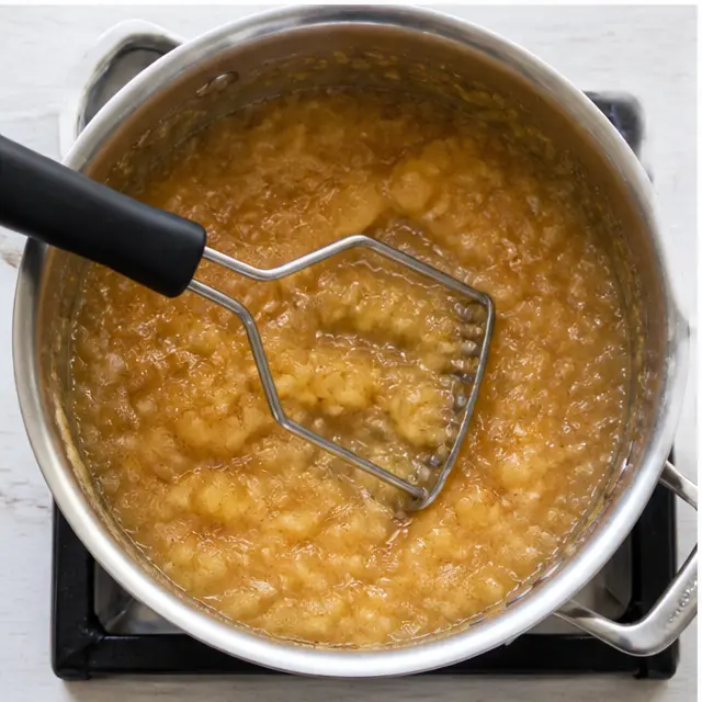 Step 3: mashing tender apples to a chunky texture